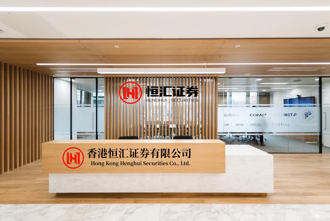 涨配资平台 孙小梅：虽年届六十，《2026银龄新春晚会》中雍容华贵又青春洋溢